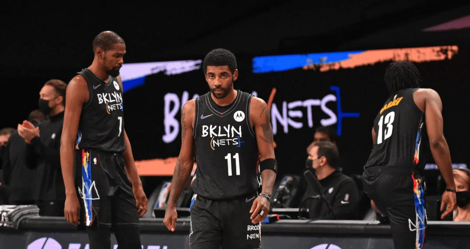 三巨头击败篮网,西蒙斯成为笑柄,火箭别再玩大乔了.