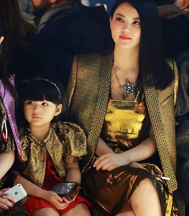 李湘晒照庆48岁生日,5克拉宝石钻戒抢眼,与王诗龄同框似姐妹花_英国