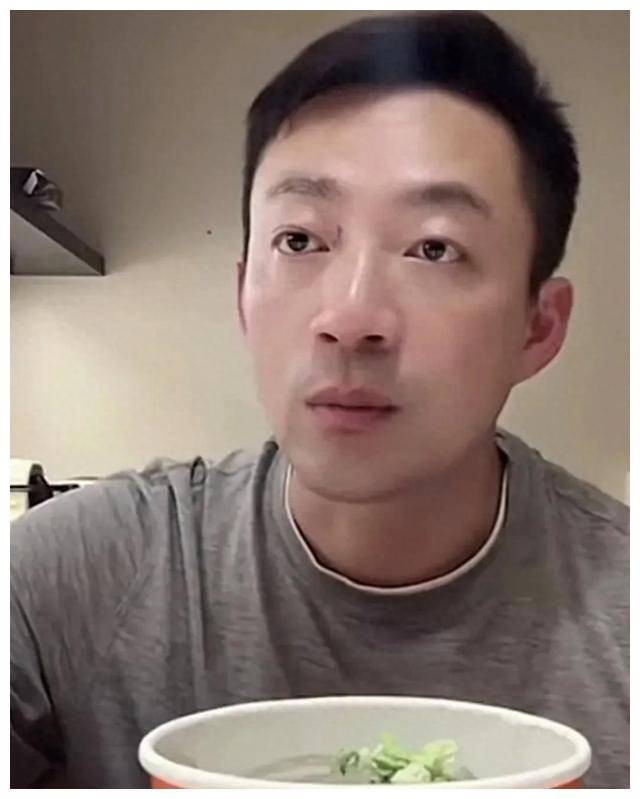 汪小菲辅导儿子作业,妈妈无奈亮相,露出心酸表情.