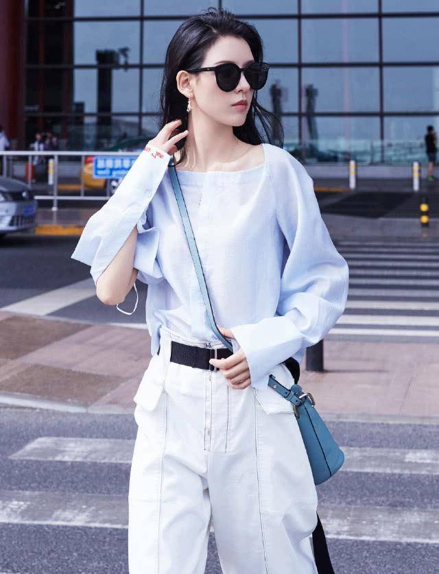 穿"无痕裙"活动,好身材让外国人不敢看_张予曦_形象_小优