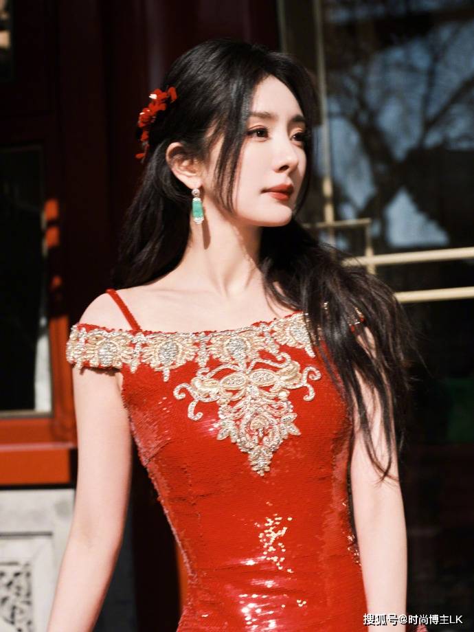 杨幂春晚大出风头!一袭大红裙加绿翡翠耳环,"红配绿"美爆了