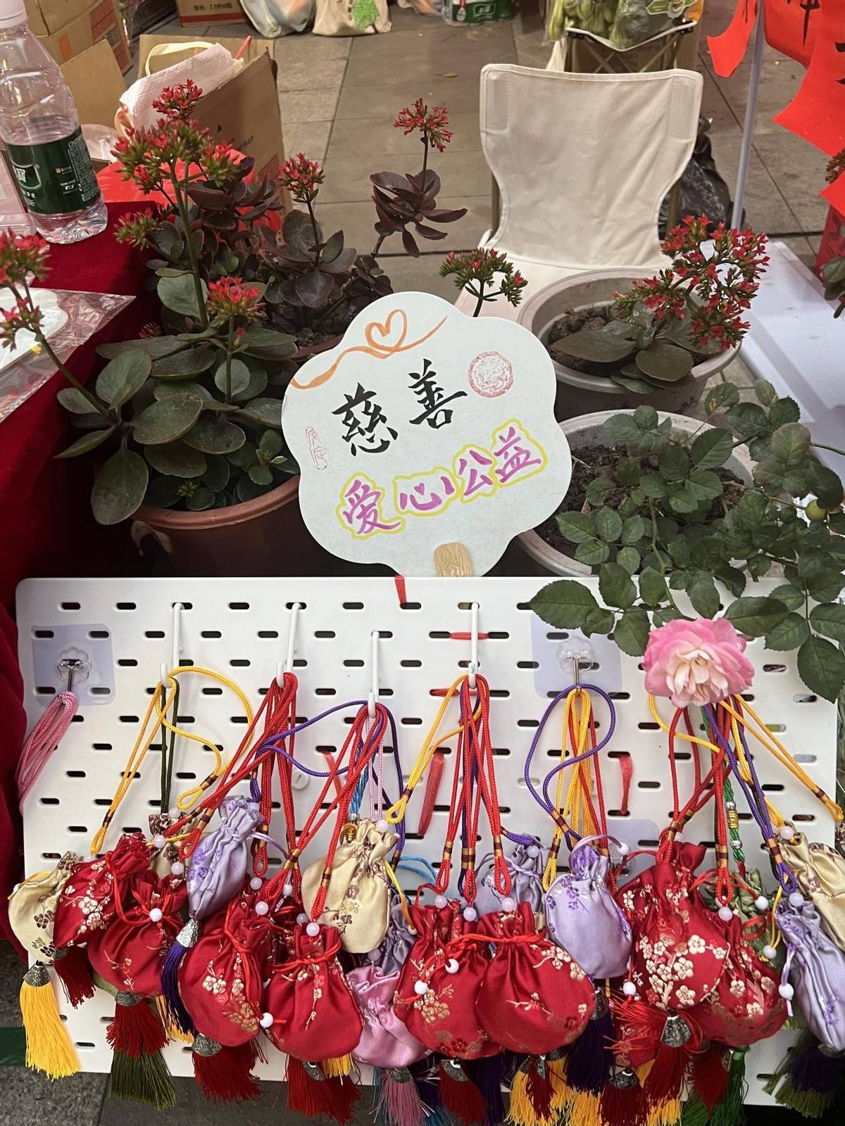 社区热心居民制作的精美的手工义卖品例如蛋散油角艾草香包咖啡