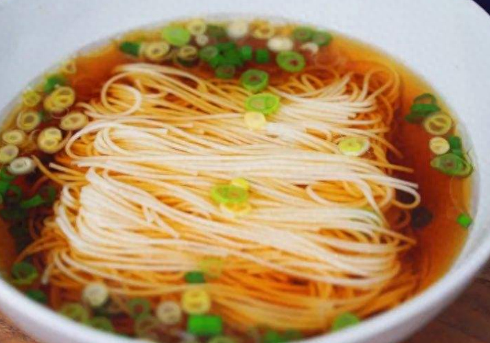 这个阳春面巨好吃,暖胃又美味老人小孩抢着吃,一周吃九次也不腻