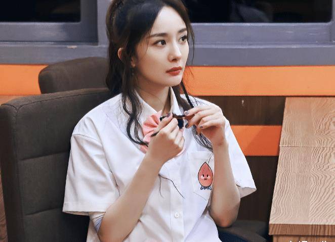 杨幂发文支持关晓彤新剧,大家却被因称呼引热议!