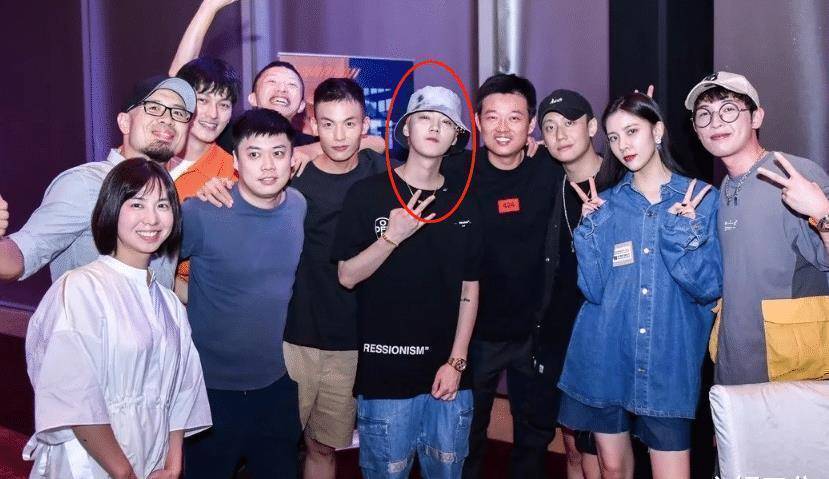 鹿晗已经是30岁了,但是这美丽得也是很不错的呢,而且这即使是大合影吧