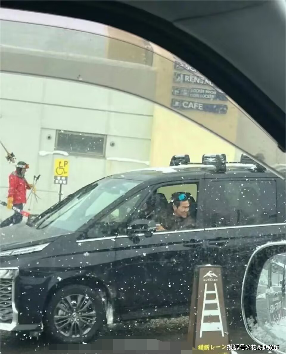 日前有网友在日本偶遇了彭于晏,重点是,他随行还有个女子,就坐在他车