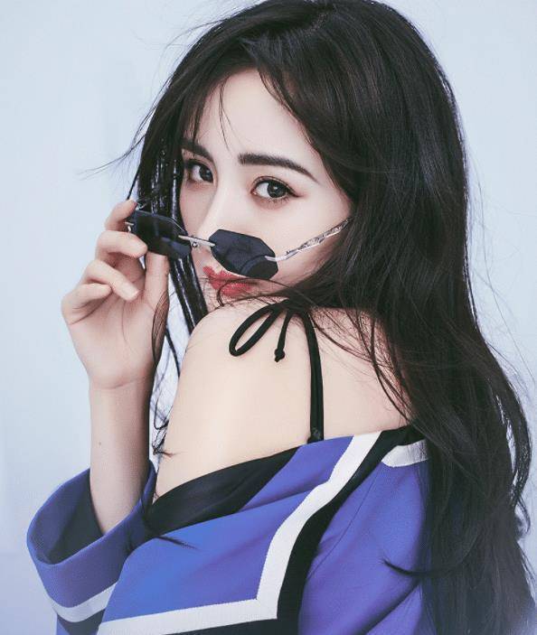 杨幂"18岁旧照"被曝光,关掉10级美颜后,原装脸让大家意外_周星驰_策划