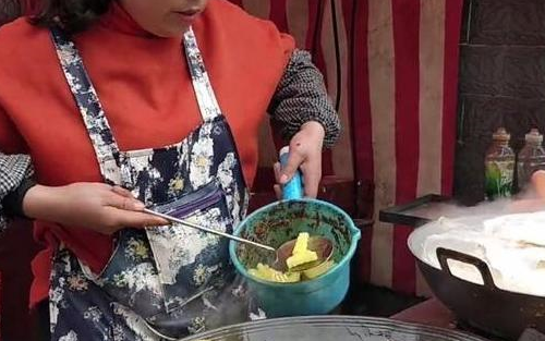 下岗大姐骑三轮卖"它",5元一份遭哄抢,一天200份还供不应求_美食_洋芋