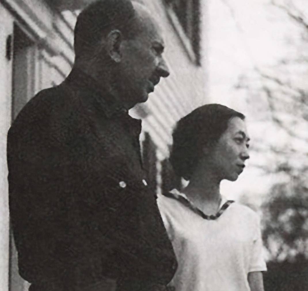 此时的赖雅,不管从身体还是事业的角度来说,都在走下坡路;而张爱玲