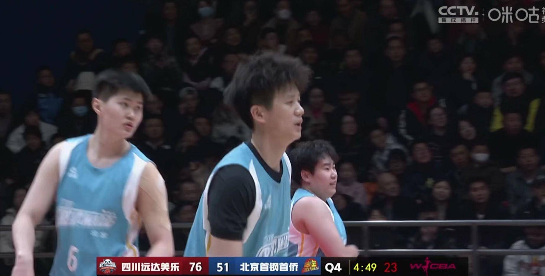 阵容重新拿出来,鲍瑞斯强杀篮下挤过防守打中两分,打开个人得分账户