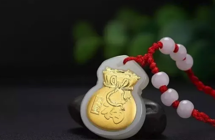 金镶玉的来源鼎鼎大名,相传为模仿"传国玉玺",当年玉玺被摔出一个缺角