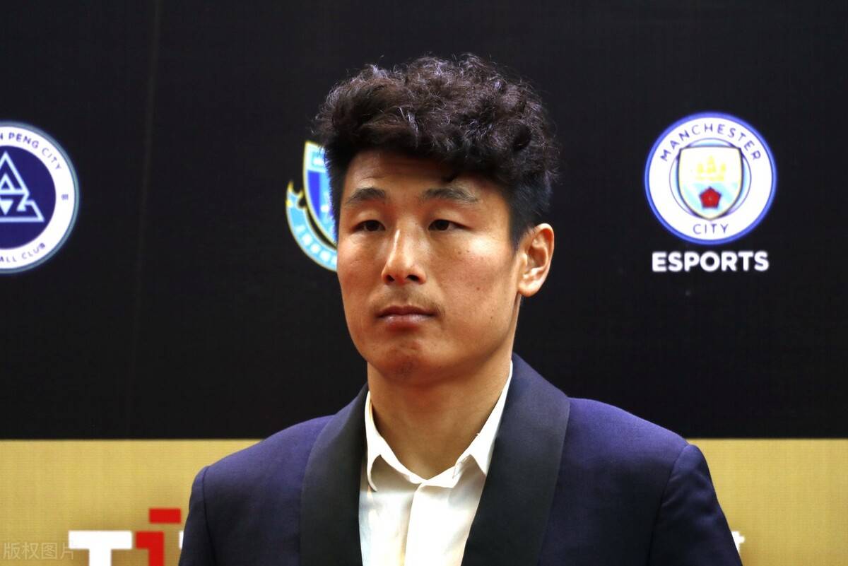 杨晨,成耀东,水庆霞等为获奖者颁奖_裁判_认可_赛季