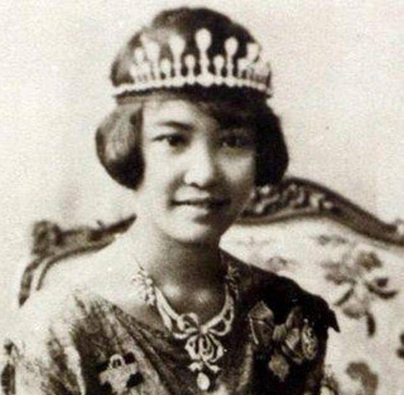 可是当拉玛六世一看到未来的小姨子拉色米拉婉公主,就惊为天人,感叹