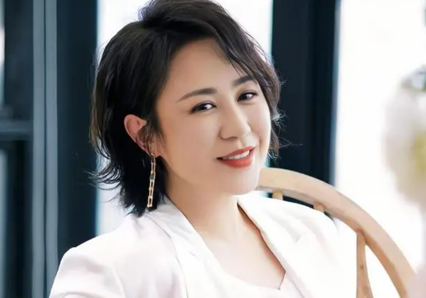 她曾因长相自卑,现主演票房破181亿,成中国影史票房最高女演员_马丽