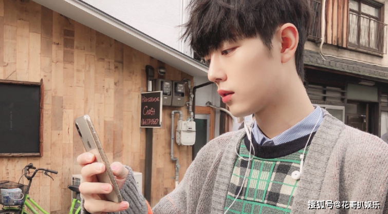 肖战卷入养嫂子事件,被扒与经纪人关系暧昧,戴同款项链共同过年_张晶