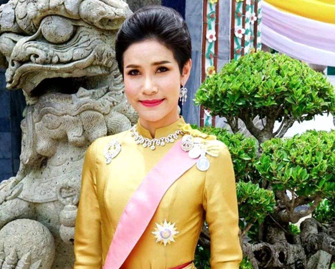 泰国王后大气晒贵妃照!穿紫色衣服很高级,可和王后c位距离远