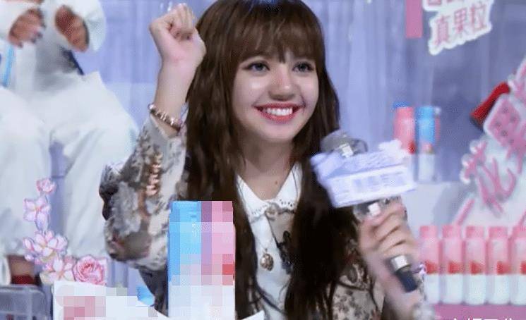 lisa在录制现场哭了起来,谁留意蔡徐坤下意识反应?