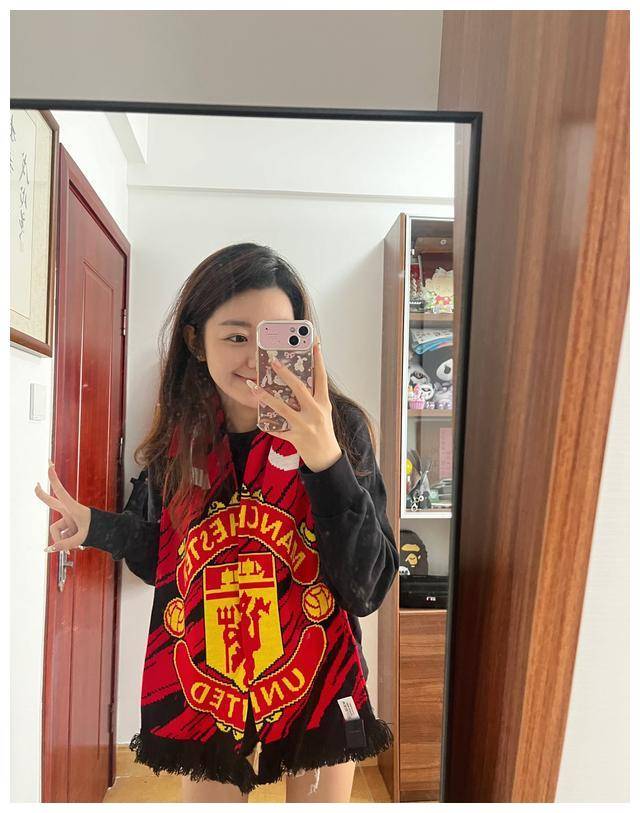 c罗带领播音生爱上曼联&皇马,开启足球世界之旅,球迷专访.