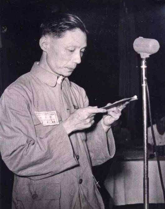 张爱玲不听大佬劝离开上海,在美国四处流浪,去世时没