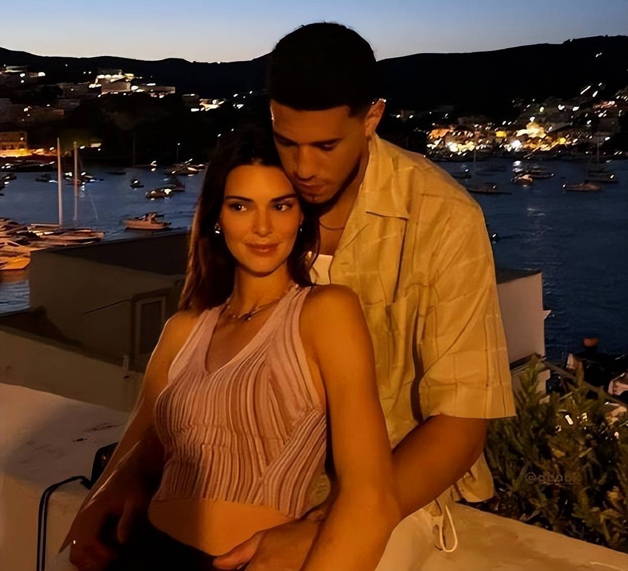 爱情走到尽头甜蜜恋情结束,宣告恋爱主权,绯闻女友晒布克家自拍_詹娜