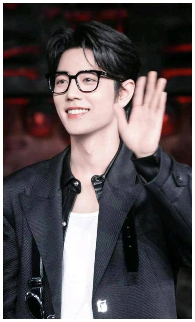 肖战被私生围堵怒斥代拍,机场情绪失控!太疯狂了,网友热议.