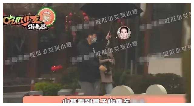 章子怡春节假期未停,与闺蜜逛街约会,助理细心撑伞保护.