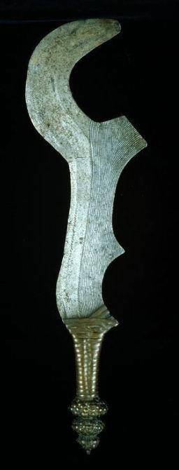 比如日本,刽子手用的斩首刀并不是官府配发的,竟然是不同的豪门,高官