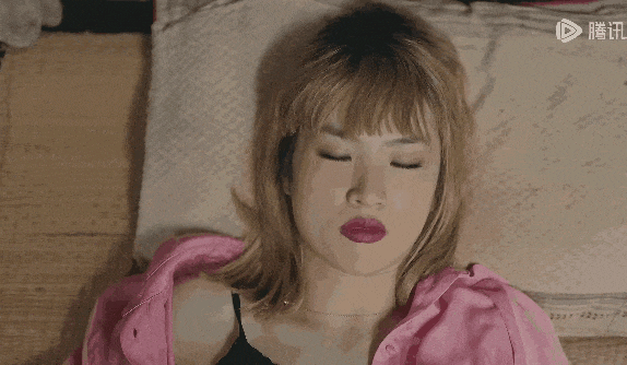 因为她除了演技生硬外,第一眼还以为是男扮女装,大家都感觉不到她的美