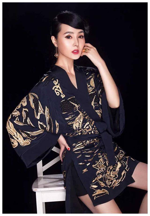 戏外守身50年,赤裸上阵不再,谁是这位没对下面的50岁女演员?_姜宏波_