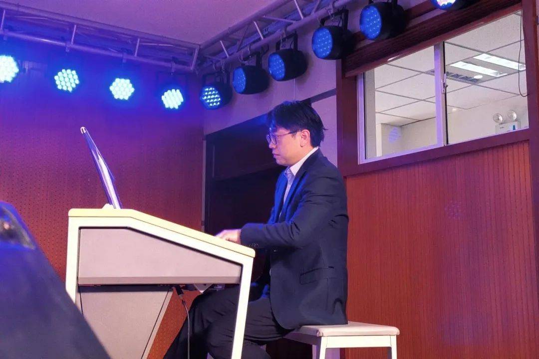 张冰担任常任指挥,青年钢琴家徐晨任钢琴伴奏的harmonia云南童声合唱
