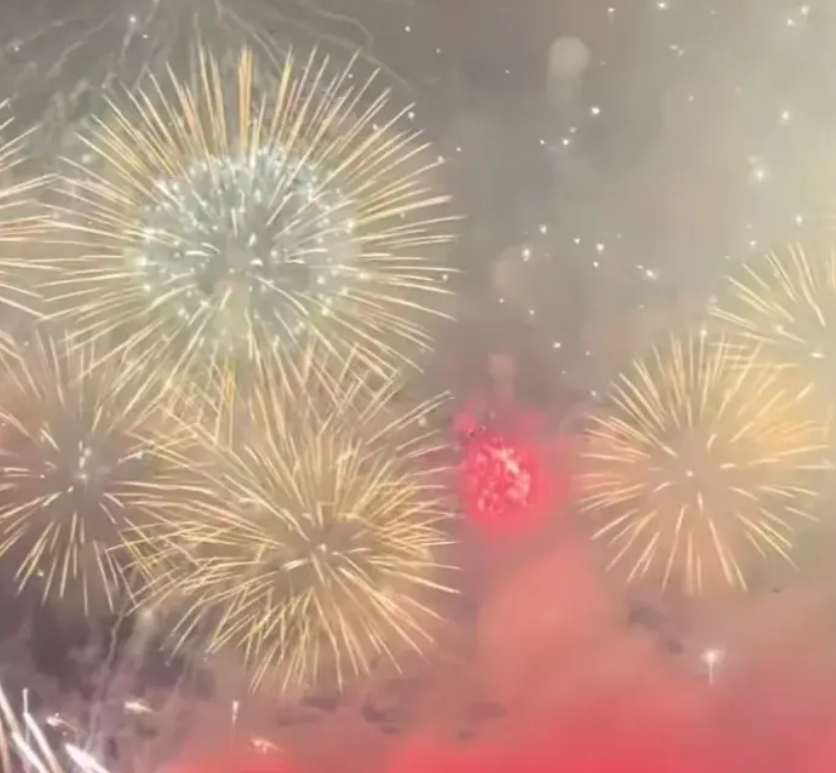 几千块的烟花,上百箱的放,不带货的白冰,究竟怎么发的家_成为了_视频