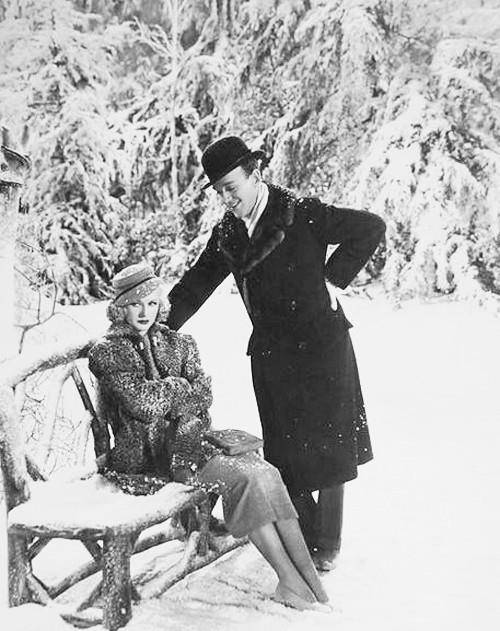 妻子将情人藏家里10年,丈夫从未察觉,不料被邻居发