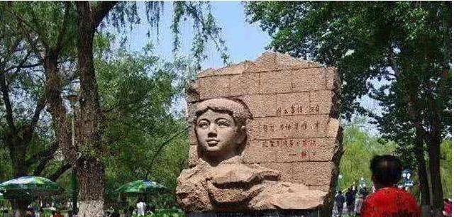 小英雄赖宁因救火牺牲,为何从教科书删除,照片也从学校摘下?