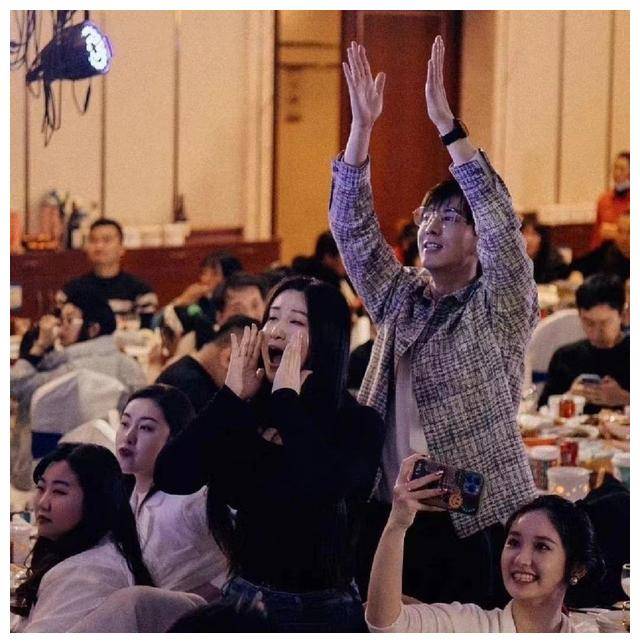 锤娜丽莎与李川搞笑秀恩爱,疑公布恋情!或已同居?_低调_爱情_官宣年