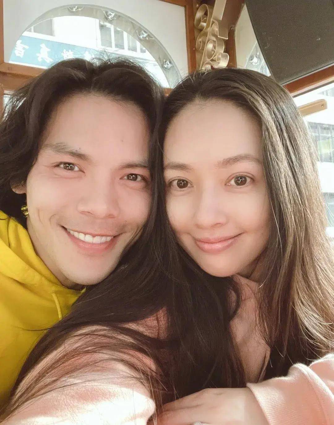 向佐带全家福上班,和郭碧婷坐地铁约会,网友:真尴尬,他好能装