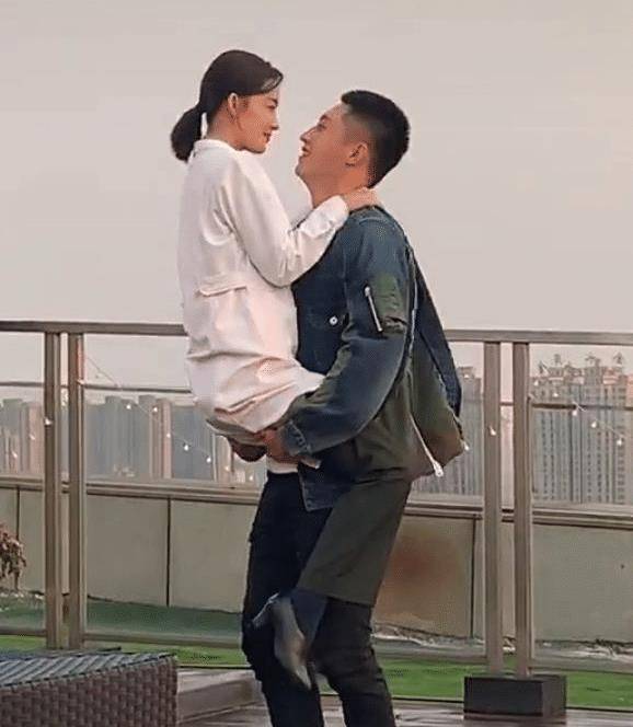 黄景瑜抱着李沁空中转圈圈,导演才刚喊停,李沁就秒变脸的模样亮了