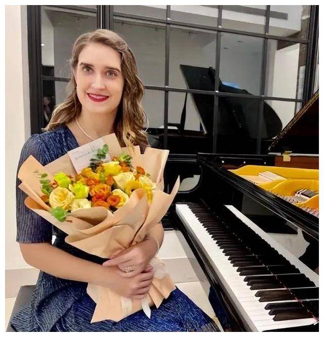 55岁情歌王子黄品源:再婚娶俄罗斯钢琴家,对方身材高挑