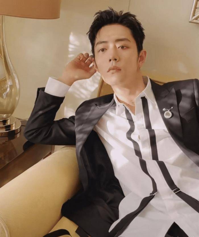 同是花样穿西装,王一博气质特别惊艳,而肖战却一言难尽?