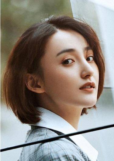 嘴歪也好看的女明星,个个明艳大气,时尚万种,笑起来又美又欲_美女