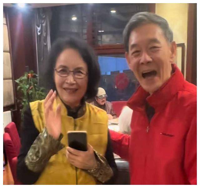 老戏骨齐聚,沈丹萍携外籍老公惹回忆,宋晓英惊艳现身_演艺_岁月_中国