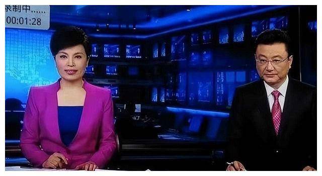 新闻联播主持人能背板子,绝不低头,全靠备课!_故事_镜头_专业