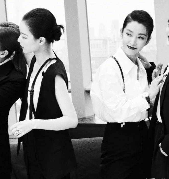 嘉人之夜女星大合照:李冰冰独宠倪妮,就连杨幂刘诗诗都靠边坐!