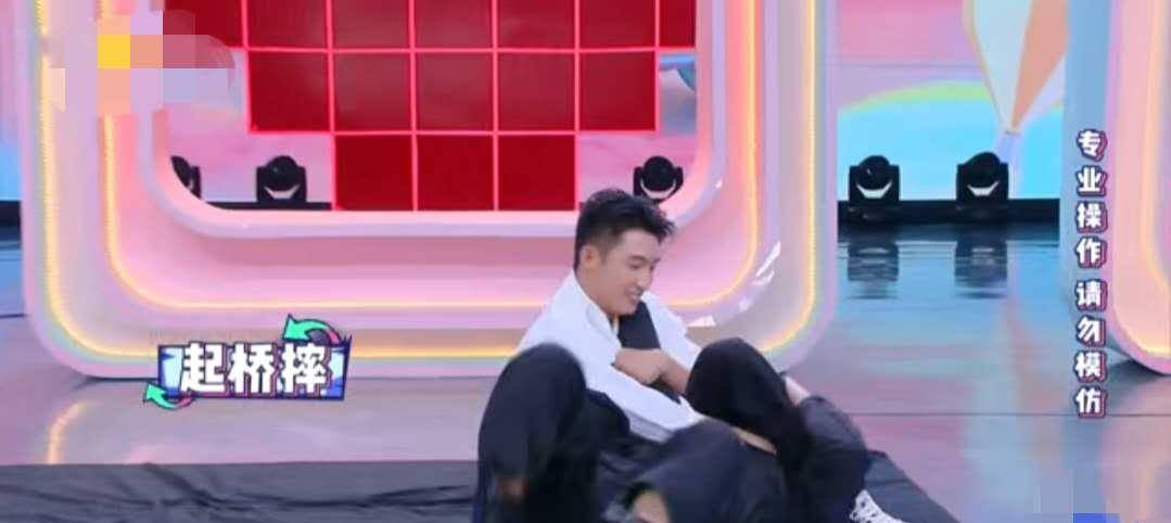 黄景瑜和关晓彤宣传电影,台上小秀柔术过肩摔,这宝藏男孩到底有多少