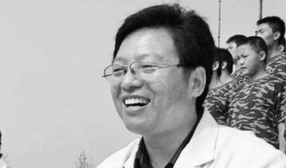 有时杨永信走过巷口,一群闲得发慌的妇女指着他窃