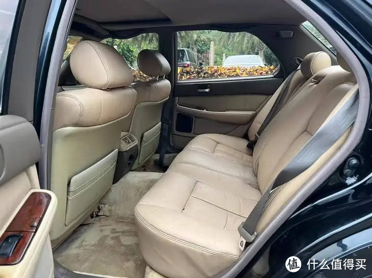 车内装饰简洁明了,当年汽车内饰受工业水平的约束,因此并不讲究太多