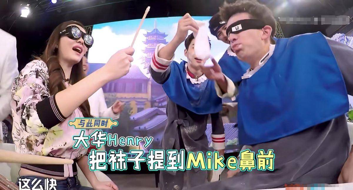 刘宪华上场的时候没人捣乱,他安安全全地吃到了食物,但mike隋上场后