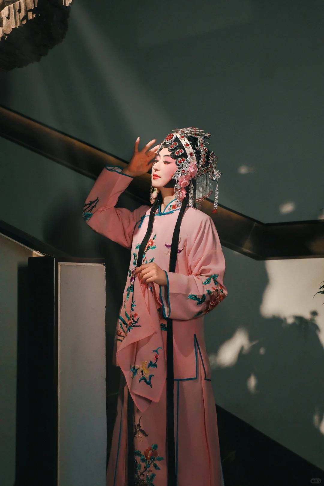 在演唱会上,观众们可以欣赏到名家们身着传统戏装,通过他们独特的唱腔