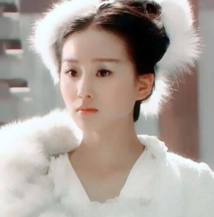 "人淡如菊"刘诗诗:躲了刘亦菲12年,和杨幂因一件事分道扬镳_蔡艺侬