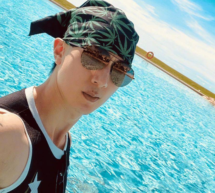 吴尊晒全家旅游照,弟弟max阳光帅气,但姐姐的气质更为迷人!