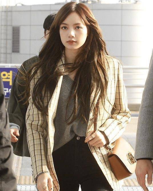 lisa摆脱"铁刘海",露额头美出新高度,难怪蔡徐坤特别照顾她_时候_齐